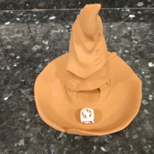 Torre de dados en forma del sombrero seleccionador de Harry Potter