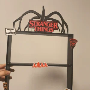 Estantería para funkos de Stranger Things de Kinder Joy.