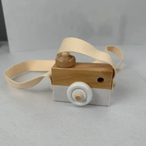 Cámara de madera pintada a mano y con el nombre de tu hijo.