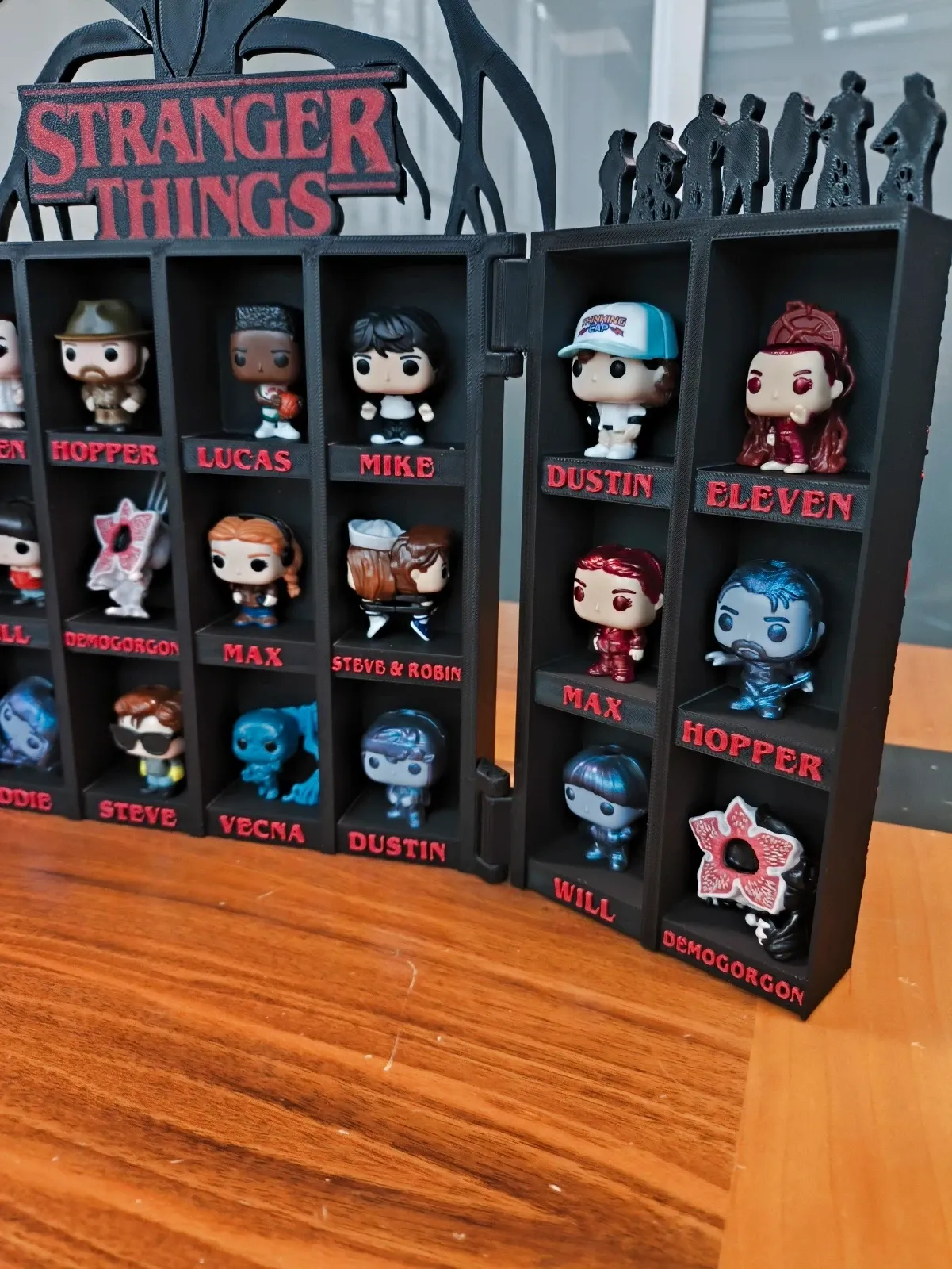 Estantería con temática de Stranger Things