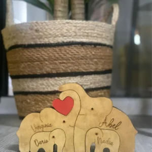 Decoración de madera artesanal con los nombres de toda la familia