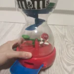 Dispensador de M&M's comprado en la tienda oficial de Londres.