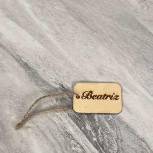 Etiqueta de madera con nombre grabado para poner en maletas, estuches y más